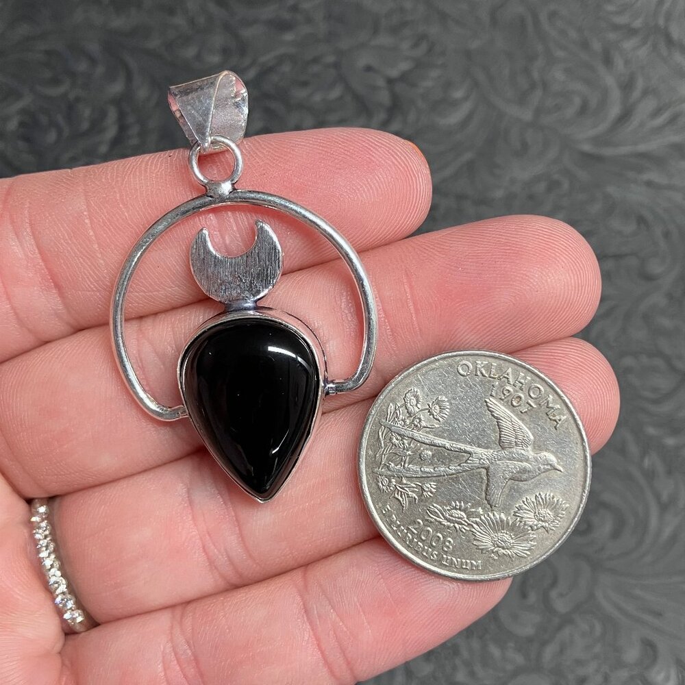 Black Chalcedony Onyx Crescent Moon Pendant Stone Crystal Jewelry - Picture 4 of 5